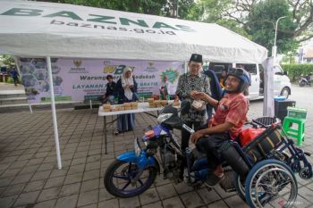 Pembagian makan siang dan pemeriksaan kesehatan gratis Baznas