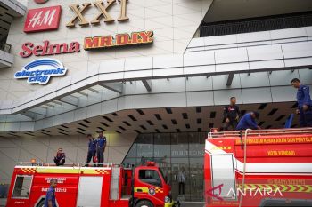 Damkar kerahkan 70 personel padamkan kebakaran mal di Kendari