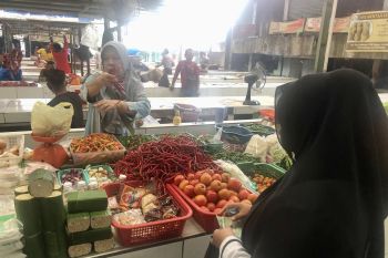 Harga cabai, bawang dan ayam potong turun di Kota Palembang