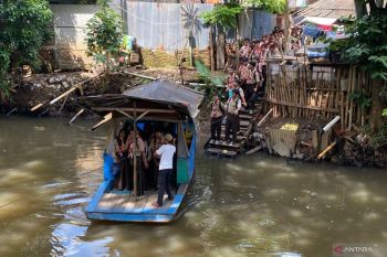 Astrid Kuya ajak bangun jembatan