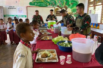 Satgas Yonif 144/JY laksanakan MBG siswa SD ST Yosef Assiki Papua Selatan