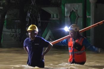 PLN pulihkan pasokan listrik sejumlah daerah yang terganggu akibat banjir di Sulsel