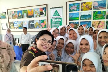 Kajati Sumbar bagikan kisah hidup untuk memotivasi pelajar di Padang