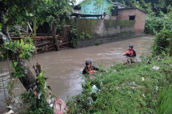 Tim SAR evakuasi korban terseret arus banjir di Lombok Tengah