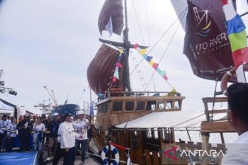Governor Muhidin launches pinisi tourist boat on Barito River