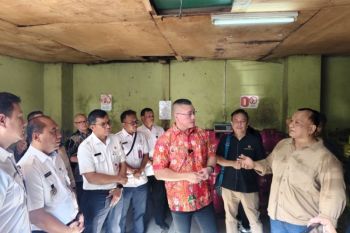 Pemkot Jakbar dan DPRD tinjau pangkalan elpiji 3 kg di Kebon Jeruk