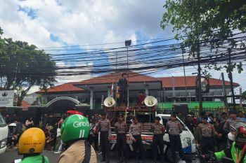 Massa menuntut keadilan kasus Hasto Kristiyanto di PN Jaksel