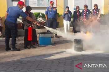 "Damkar Goes to School" edukasi siswa dan guru di Padang