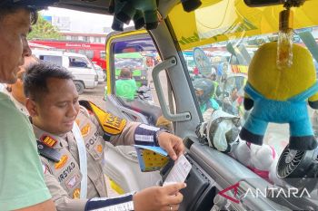 Pastikan keselamatan, Polresta Bukittinggi cek kondisi bus di Terminal