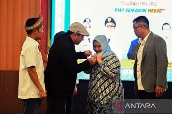 Bupati Bengkalis Kasmami terima penghargaan dari PWI