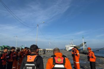 Tim SAR mencari nelayan jatuh dari perahu di perairan Buton Selatan