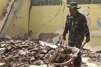 Atap bangunan sekolah dasar di Kabupaten Magetan roboh karena lapuk
