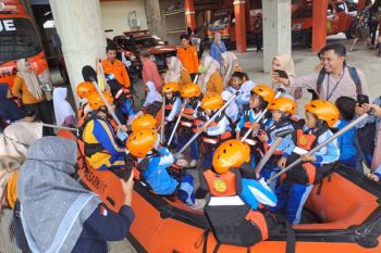 Kantor Pencarian dan Pertolongan Palu edukasi anak-anak tentang tugas SAR