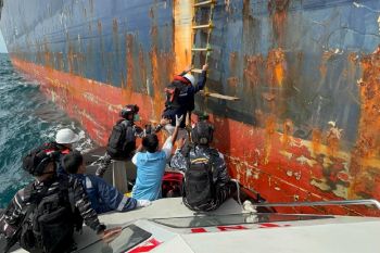 Lantamal X Jayapura evakuasi WNA Filipina ABK kapal bendera Liberia