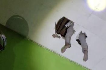 Polisi tangkap maling terjebak di plafon rumah warga