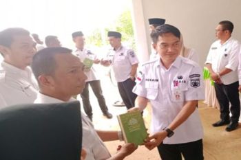 Tanah Bumbu Regent strengthens SDSM program in Teluk Kepayang
