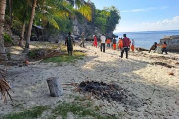Kodim Polman gandeng siswa bersihkan pantai wisata Desa Pallis Balanipa