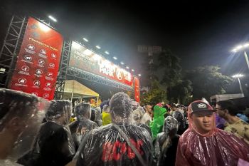 Hujan guyur area konser Linkin Park di Jakarta