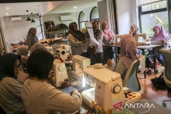 Pelatihan membuat tas di Rumah BUMN Cilegon