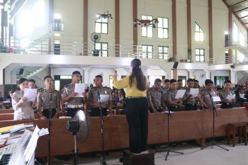 Personel Katolik Polda Kaltara Ambil Bagian Dalam Ibadah Rutin di Gereja Katedral Santa Maria Tanjung Selor