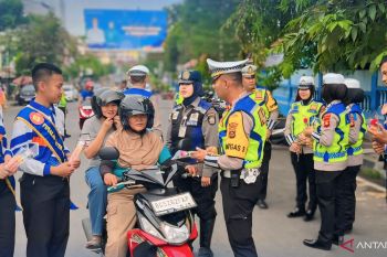 Motivasi pengendara supaya tertib, polisi OKU bagikan bunga dan coklat