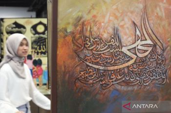 Pameran lukisan kaligrafi sambut Ramadhan di Surabaya