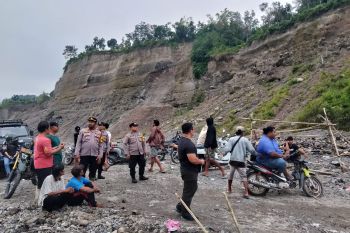 Polisi cari dua pencari pasir diduga tertimbun longsor di Sungai Putih Blitar