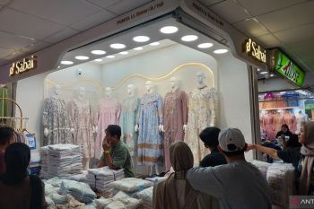 Pedagang Tanah Abang bertahan di tengah tren belanja daring