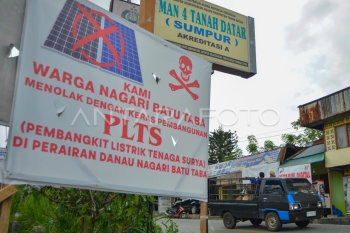 Spanduk penolakan pembangunan PLTS di Danau Singkarak