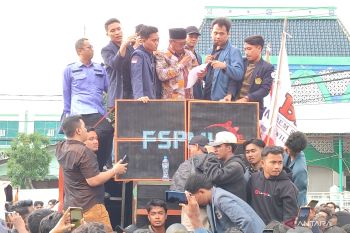 Ketua DPRD Jatim temui mahasiswa pengunjuk rasa