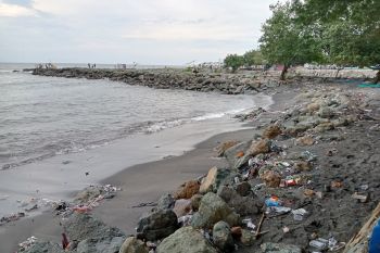 Cegah abrasi, Pembangunan tanggul sementara di Mataram tuntas