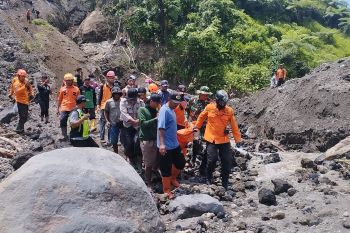 Polisi Blitar temukan satu lagi korban tebing longsor