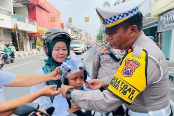 Satlantas Polres Mojokerto Kota bagikan helm saat operasi keselamatan