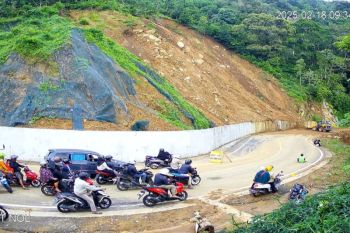 BPBD Lumajang bersihkan material longsor di Jalur Lumajang-Malang
