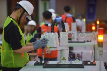 Pelatihan robot industri di Padang