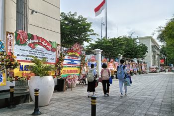 Karangan bunga ucapan selamat  penuhi kawasan Balai Kota Semarang