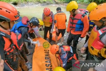 SAR Manado evakuasi bocah perempuan sudah meninggal yang jatuh ke Sungai