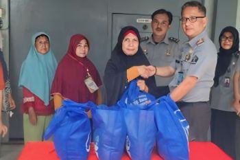 Lapas Martapura salurkan bantuan  sembako untuk keluarga warga binaan