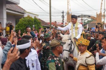 Dedi Mulyadi naik kuda keliling kampung Lembur Pakuan usai dilantik