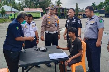 Antisipasi penggunaan narkoba, polisi tes urine puluhan supir di Terminal Benteng Kabupaten Pasaman
