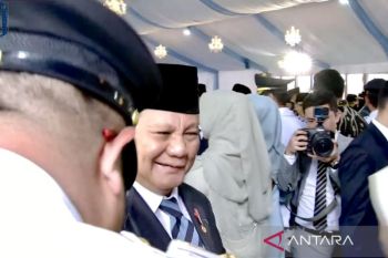Usai dilantik, Presiden Prabowo jabat tangan dengan 961 kepala daerah terpilih