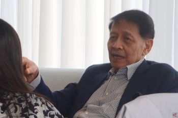 Hassan Wirajuda: tak perlu cepat bereaksi atas ucapan Presiden Trump