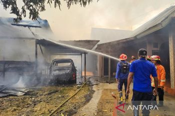 Damkar Kendari turunkan 20 personel padamkan kebakaran gudang kayu