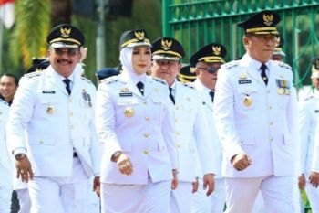 Bupati Barru Ina Kartika dilantik kenakan baju karya penjahit lokal
