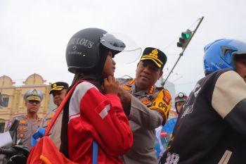 Polisi bagikan helm dan bingkisan pada Operasi Keselamatan Krakatau 2025