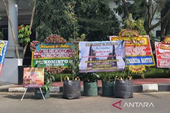 Andra Soni-Dimyati dapat ucapan selamat dengan bibit pohon