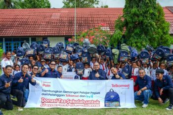 Ribuan anak terima donasi tas sekolah dari Telkomsel