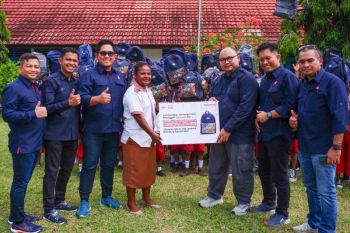 Telkomsel salurkan bantuan tas sekolah di Papua