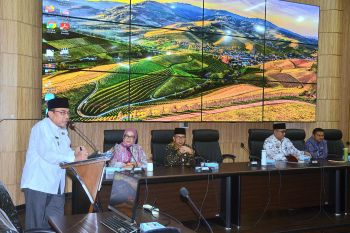 Hari Pertama Berkantor, Wawako Padang Maigus pimpin rapat bersama OPD