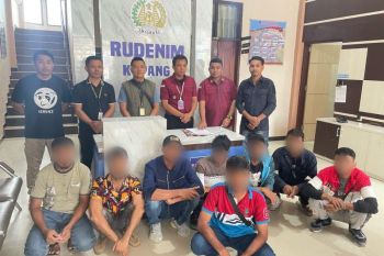 Rudenim Kupang memindahkan delapan WNA asal Bangladesh ke Atambua